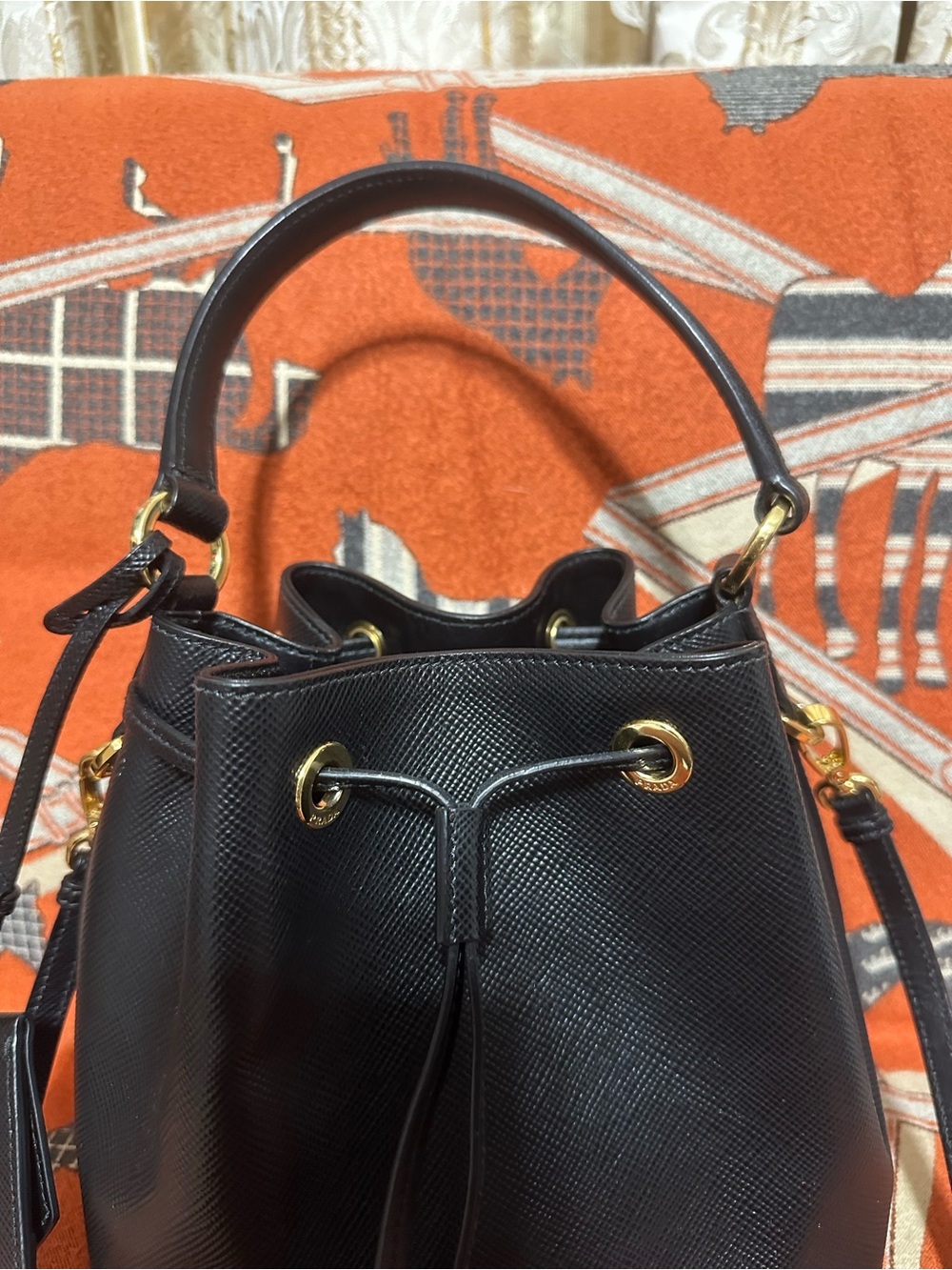 PRADA❤️🌟BLACK SAFFIANO LEATHERL BUCKET BAG WITH GOLD HARDWARE ⭐️ - Picture 4 of 15